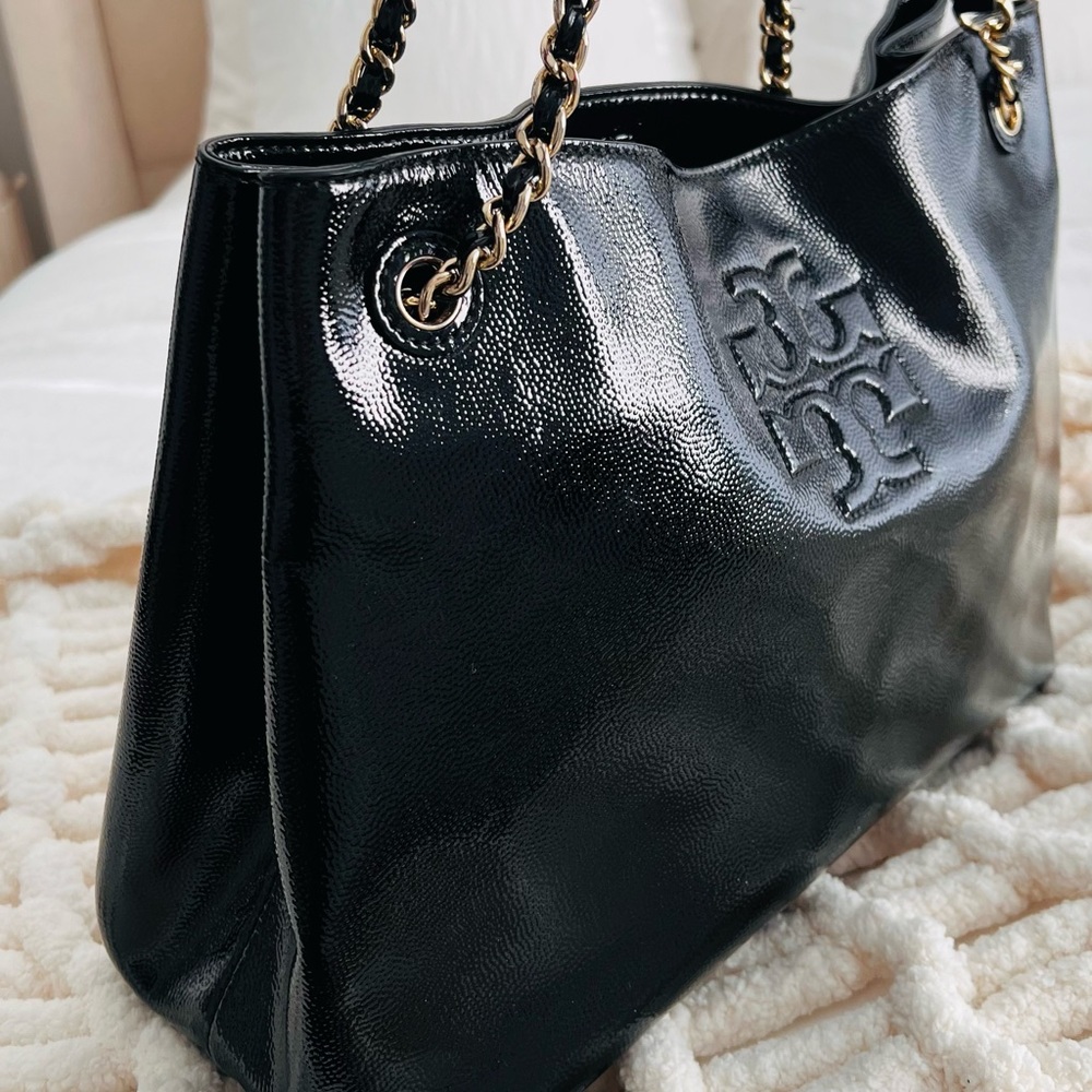 LIKE NEW TORY BURCH chain tote high gloss leather. Barely used. No marks of wear